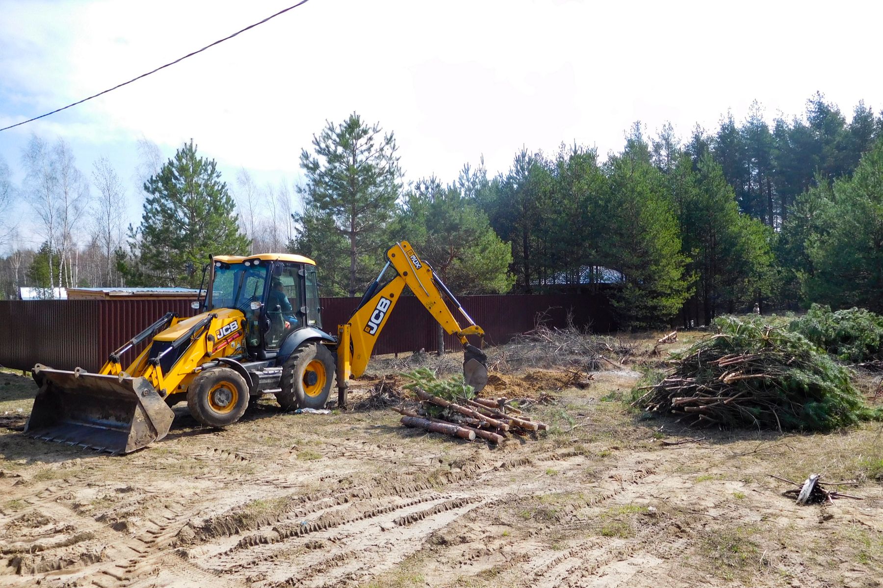 Расчистка территории техникой на участке